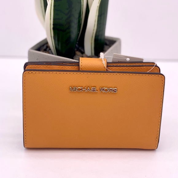 Michael Kors Jet Set Travel
Medium Bifold Coin Zipper
Wallet Cider - Picture 2 of 10